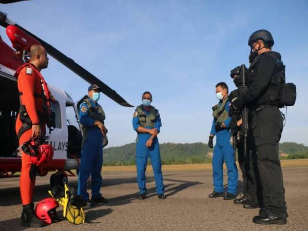 Aset udara APMM juga digerakkan bagi mengekang jenayah penyeludupan PATI dan rentas sempadan. - Foto APMM