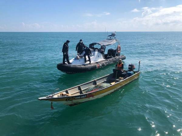 Pasukan APMM turut memantau kegiatan jenayah sekitar kawasan perairan sempadan Malaysia-Thailand di Kelantan. - Foto APMM