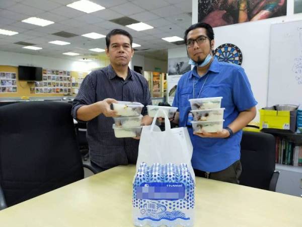 Warga kerja di Bernama turut menerima sumbangan pek makanan daripada Program Dapur #KLS