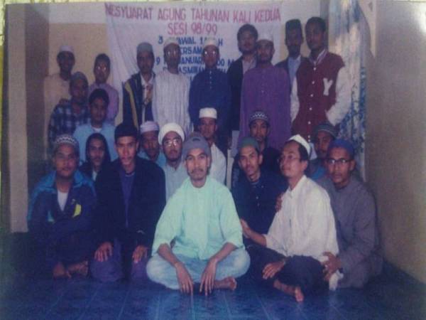 Muhammad Khalil (depan, dua dari kiri) bersama rakan senegara sewaktu belajar di Yaman.
