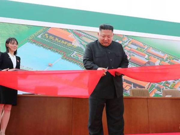 Jong Un dilaporkan menghadiri satu majlis perasmian pembukaan sebuah kilang baja di Suncheon pada Jumaat, 1 Mei, 2020. - Foto Reuters