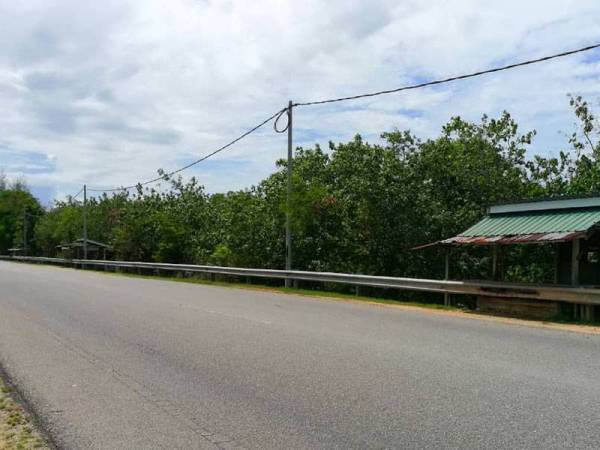 Suasana di Kuala Semerak yang lengang dan kebanyakkan gerai ditutup.