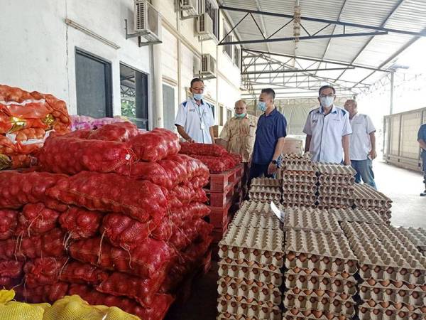 Pengarah Urusan Golden Hp Agency, Ng Kim Kee (tengah) menjelaskan bekalan barangan keperluan di pusat pemborong miliknya mencukupi bagi menampung permintaan warga Kuantan.