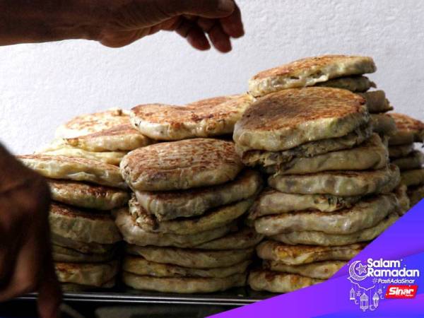 Martabak Wan Istimewa yang dipesan pelanggan pada bulan Ramadan ini dimasak sendiri oleh Mohd Ansop Mat Tasman, 72, di Taman Desa Pakatan hari ini.