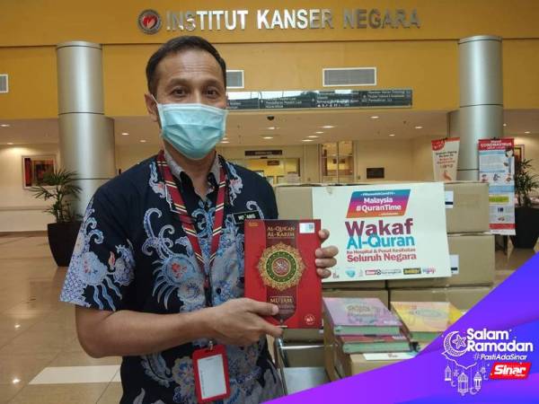 Dr Mohd Anis menerima sumbangan wakaf al-Quran daripada WUIF.