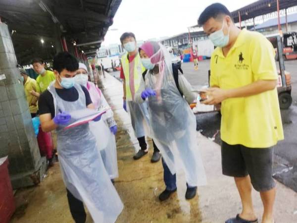 Pegawai MPHTJ yang sentiasa menjalankan pemantauan keadaan pasar borong di sini, hari ini.