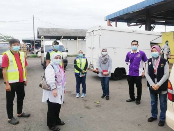 Beberapa pegawai MPHTJ yang ditempatkan di Pasar Borong Batu Berendam bagi memastikan tidak berlaku keadaan bersesak sejak 11 April lalu.