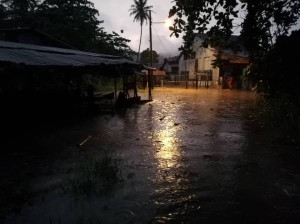 Tujuh rumah dinaiki air dalam kejadian banjir kilat di Tapah. Foto: JBPM PERAK