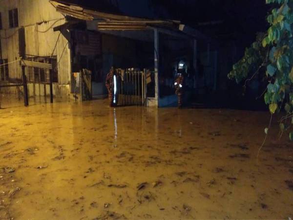 Tujuh rumah dinaiki air dalam kejadian banjir kilat di Tapah. - Foto JBPM Perak 