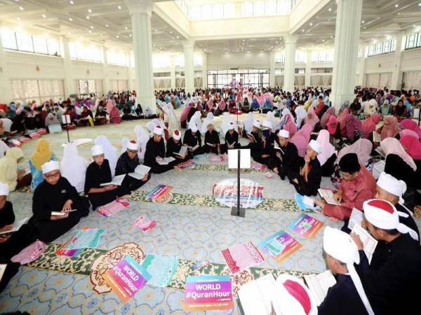 Sebahagian peserta yang menjayakan program World#Quranhour di Masjid Sultan Idris Shah II, Ipoh pada 7 Jun 2018.