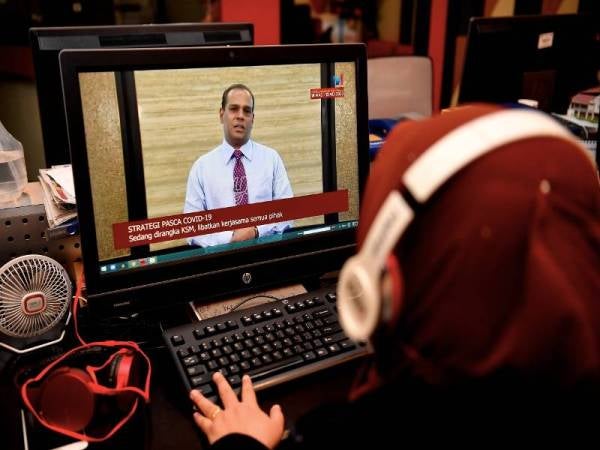 Siaran langsung perutusan M Saravanan sempena Hari Pekerja. - Foto Bernama