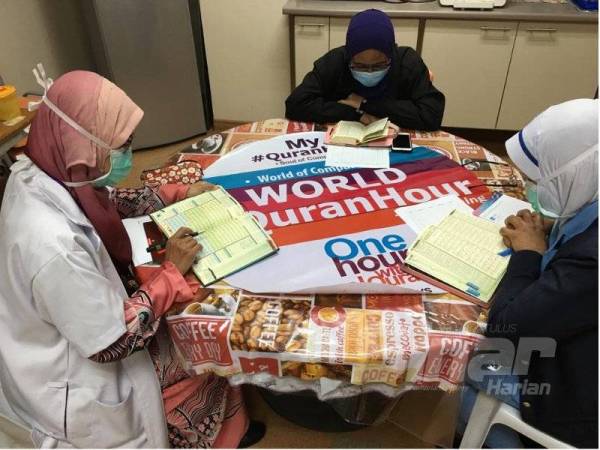 Kakitangan HSB mengisi waktu lapang mereka dengan bertadarus.