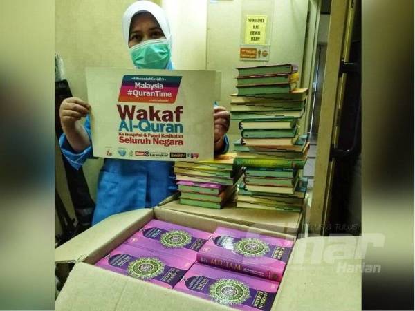 Seorang jururawat menunjukkan plakad sebagai tanda menyokong Program Wakaf Al-Quran oleh Yayasan Warisan Rumah Ikhlas.