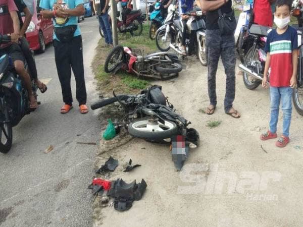 Keadaan kedua-kedua motosikal selepas berlaku perlanggaran yang menyebabkan mangsa, Long Hairul Nahan Long Chik cedera parah di kepala dan meninggal dunia di lokasi kejadian.