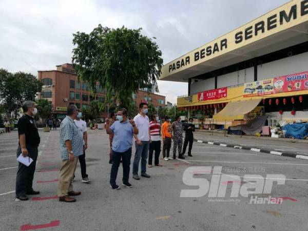Aminuddin (tengah) semasa membuat tinjauan di Pasar Besar Seremban setelah diarahkan tutup bermula hari ini.