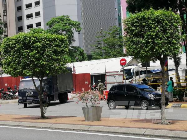 Trak Polis Diraja Malaysia (PDRM) dilihat keluar dari kawasan bangunan Selangor Mansion, Kuala Lumpur hari ini.