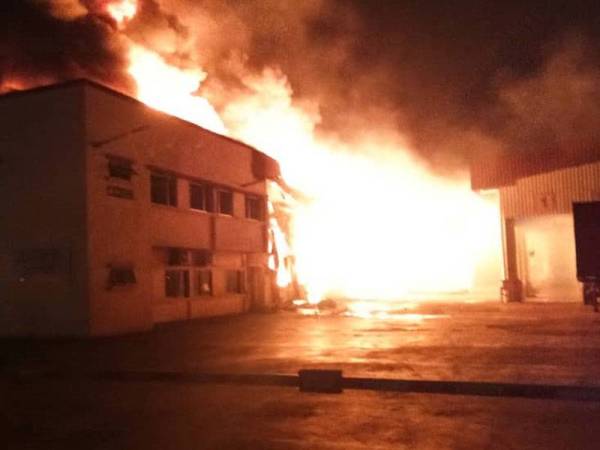 Kebakaran melibatkan stor di sebuah kilang plastik di sini semalam.