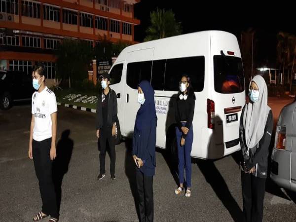 Antara pelajar yang terlibat dalam misi penghantaran pulang mengikut zon. Foto: IPG Kampus Datuk Razali Ismail