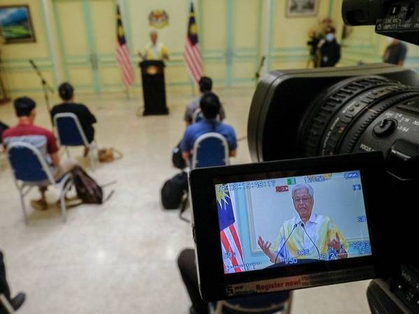 Menteri Kanan (Kluster Keselamatan), Datuk Seri Ismail Sabri Yaakob pada sidang media harian mengenai Perintah Kawalan Pergerakan (PKP) di bangunan Perdana Putra hari ini.
Kerajaan memutuskan untuk membenarkan kenderaan persendirian membawa empat penumpang dengan syarat mestilah dari rumah dan keluarga yang sama, susulan pelaksanaan Perintah Kawalan Pergerakan Bersyarat (PKPB) mulai esok. - Foto Bernama