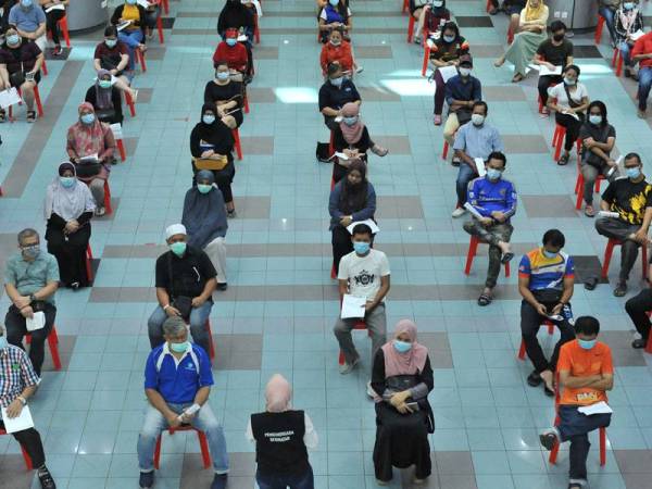 Para peniaga mengamalkan penjarakan sosial serta memakai penutup mulut dan hidung sebagai normal baharu bagi membendung pandemik Covid-19 ketika sesi taklimat pematuhan garis panduan pelaksanaan Perintah Kawalan Pergerakan Bersyarat (PKPB) oleh Jabatan Kesihatan Negeri Wilayah Persekutuan Labuan, di Kompleks Ujana Kewangan Labuan hari ini. - foto BERNAMA (2020) HAK CIPTA TERPELIHARA