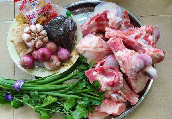 Antara bahan-bahan masakan yang perlu ada untuk menyiapkan sup 'gearbox tok abah'
