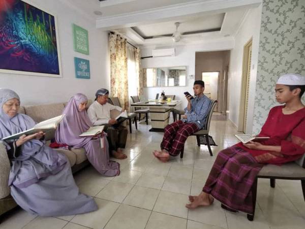 Anak sulung Mohd Khairul Azman iaitu Ahmad Al Fateh, 16 (kanan) bersama nenek, datuk serta keluarga sebelah arwah ibunya bertadarus buat kali kedua selepas selesai solat Zuhur pada setiap hari.