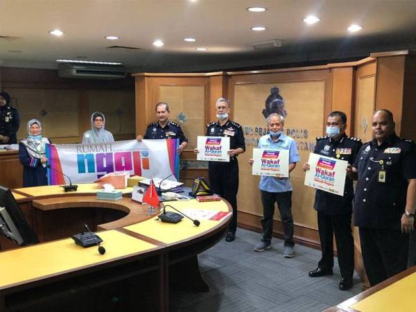 Majlis ringkas serahan al-Quran kepada PDRM Kelantan dan mereka turut menyatakan sokongan kepada program Wakaf al-Quran yang dicetuskan oleh WUIF dan KMK itu.