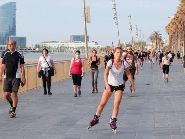Orang ramai mengambil peluang untuk beriadah di esplanad di Barcelona kelmarin selepas kerajaan Sepanyol melonggarkan langkah lockdown. - FOTO: AFP