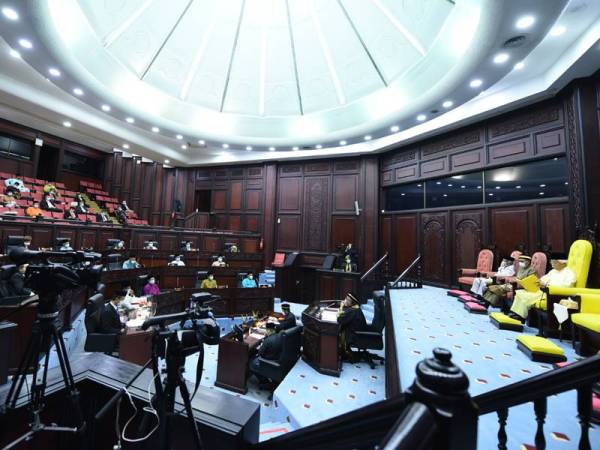 Tuanku Muhriz (kanan) bertitah pada Istiadat Persidangan Pertama (Perasmian) Penggal Ketiga, Dewan Undangan Negeri (DUN) ke-14.