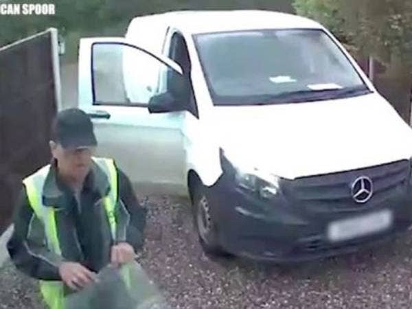 Lelaki berkenaan meletakkan bungkusan di hadapan pintu. Kredit foto Mirror