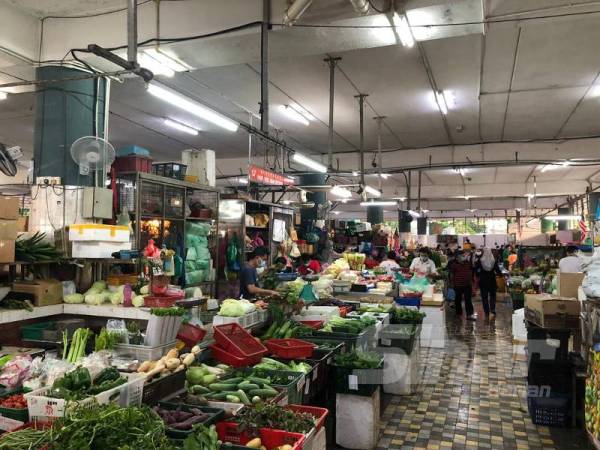 Keadaan di Pasar Bayan Baru pagi tadi yang didapati terkawal tanpa pembeli berpusu-pusu seperti yang ditularkan sebelum ini.