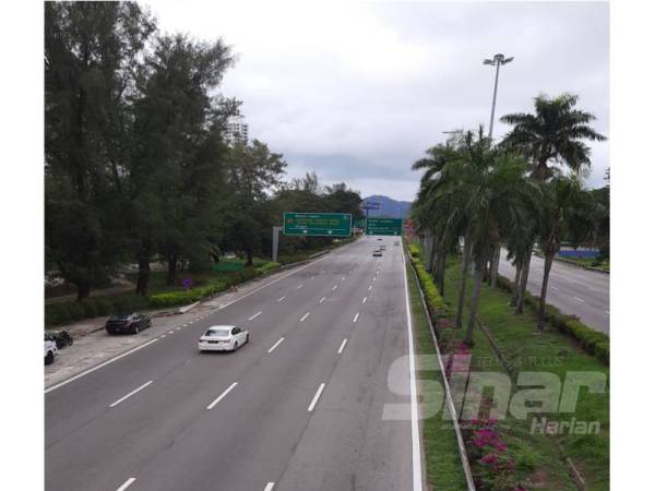Keadaan trafik di Lebuhraya Tun Dr Lim Chong Eu lancar dengan jumlah kenderaan yang sedikit.
