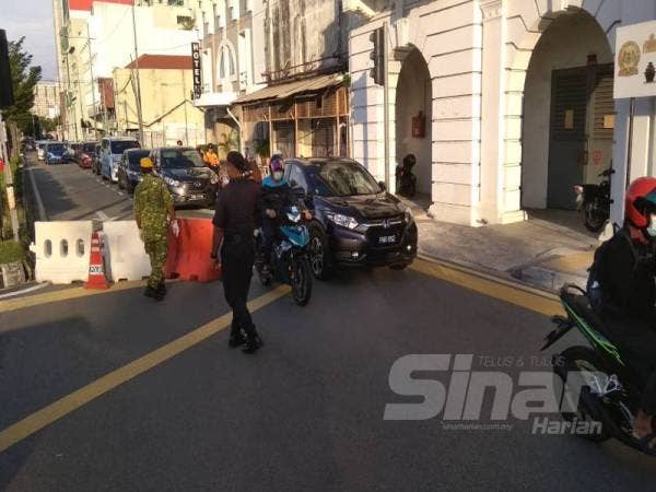Pasukan keselamatan sedang mengawal lalu lintas di Terminal Feri Raja Tun Uda.