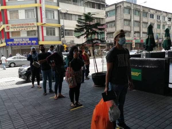 Pelanggan yang masuk ke KWC perlu beratur untuk saringan sebelum dibenarkan masuk ke pusat borong dan beli-belah itu.