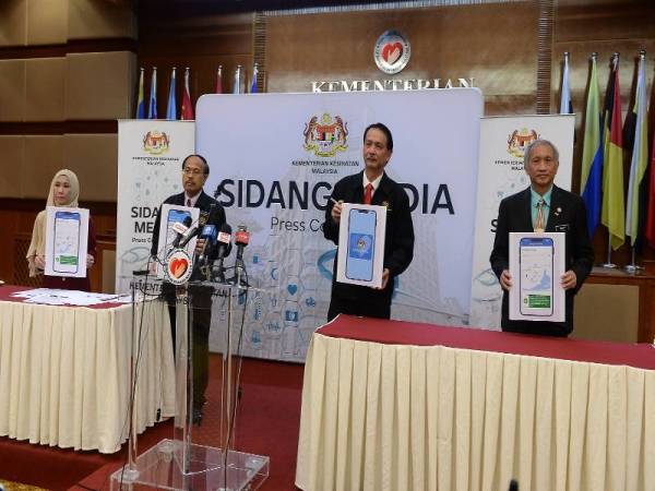 Ketua Pengarah Kesihatan, Datuk Dr Noor Hisham Abdullah menunjukkan Aplikasi MySejahtera selepas sidang media harian perkembangan Covid-19 di Kementerian Kesihatan hari ini. - Foto Bernama