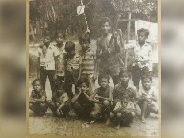 Gambar kenangan Mohd Kazim (duduk paling hadapan) bersama rakan-rakan sekampung bermain combat polis dan pencuri pada bulan Ramadan ketika mereka masih kecil.