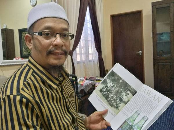Mohd Kazim menunjukkan gambarnya bersama-sama rakan sepermainan sewaktu menetap di Batu Kurau, Ipoh ketika mengimbau nostalgia beliau pada bulan Ramadan.