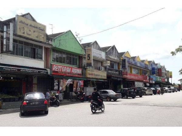 Orang ramai mula menjalankan aktiviti harian dan beberapa kedai dibuka seperti biasa di pekan Kota Masai, Pasir Gudang, Johor hari ini.