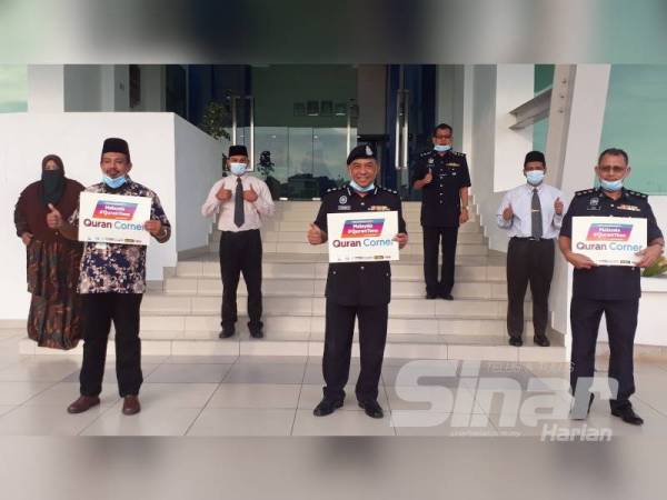 Baderulhisham (tengah) menyokong usaha Program Wakaf Quran Mu'Jam dan polis Perlis bersedia untuk menyertai dan menyokong sebarang aktiviti oleh WUIF.