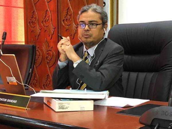 Rumaizi mengadakan mesyuarat dengan beberapa jabatan dan agensi berkaitan pelan-pelan pembangunan di sekitar Bandaraya Ipoh secara dalam talian. - Foto MBI