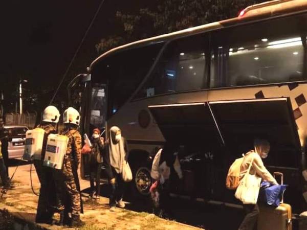 Sebahagian penuntut dari Zon Selatan yang tiba di IPD Kuala Selangor awal pagi tadi.