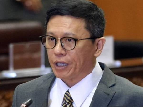 Naib Presiden MCA, Senator Ti Lian Ker hari ini mengangkat sumpah jawatan sebagai Timbalan Menteri Perpaduan Negara di hadapan Yang di-Pertuan Agong, Al-Sultan Abdullah Ri’ayatuddin Al-Mustafa Billah Shah di Istana Negara di ibu negara. - Foto Bernama