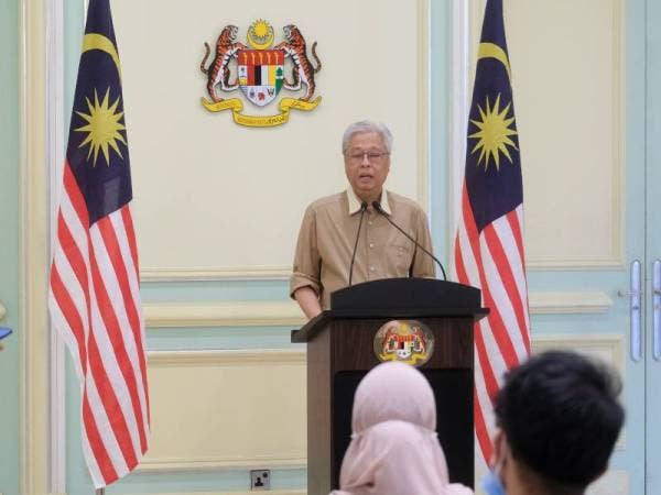 Menteri Kanan (Kluster Keselamatan) merangkap Menteri Pertahanan, Datuk Seri Ismail Sabri Yaakob menjawab pertanyaan media mengenai perkembangan Perintah Kawalan Pergerakan (PKP) di bangunan Perdana Putra, Putrajaya, hari ini. - Foto Bernama