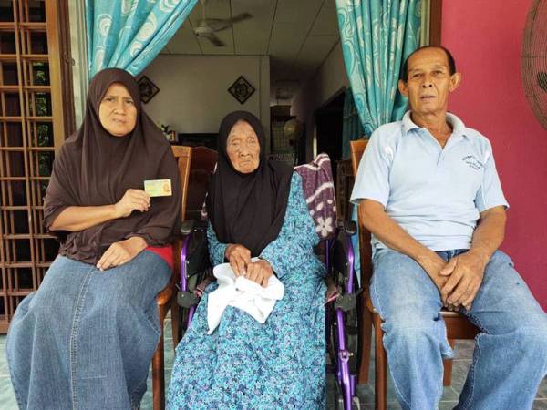 Endet Rentah (tengah) kini berusia 102 tahun tinggal bersama anaknya, Ummi Kassun Mahadi (kiri) serta menantunya, Abd Hamid Said di Kampung Seginyeh, Inas Johol.