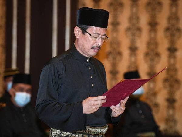 Azam Baki mengangkat sumpah di hadapan Yang di-Pertuan Agong pada Istiadat Pengurniaan Surat Cara Pelantikan dan Istiadat Mengangkat Sumpah Jawatan dan Setia Serta Sumpah Simpan Rahsia di Istana Negara hari ini. - Foto Bernama