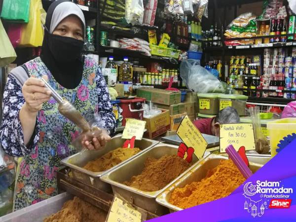 Maimun menekankan amalan kebersihan dengan memakai topeng muka.