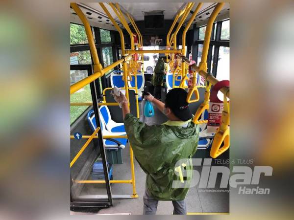 Operasi sanitasi dalam bas selesai dilakukan sebelum memulakan operasi esok.