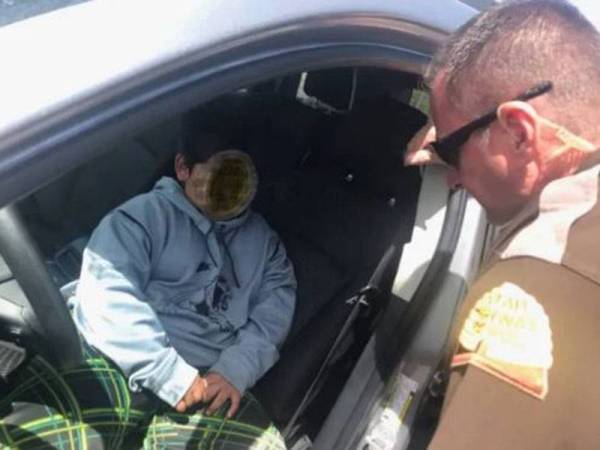 Kanak-kanak tersebut ditahan polis. Kredit foto Metro.Co.Uk