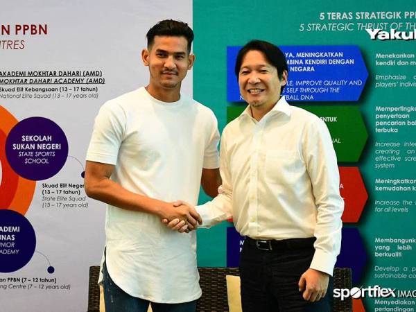 Hadi dan Hamada (kanan) mewakili Yakult Malaysia Sdn Bhd menghulurkan bantuan sebanyak RM60,000 kepada kanak-kanak pesakit kanser di Malaysia menerusi CAKNE. - Foto Sportflex Malaysia