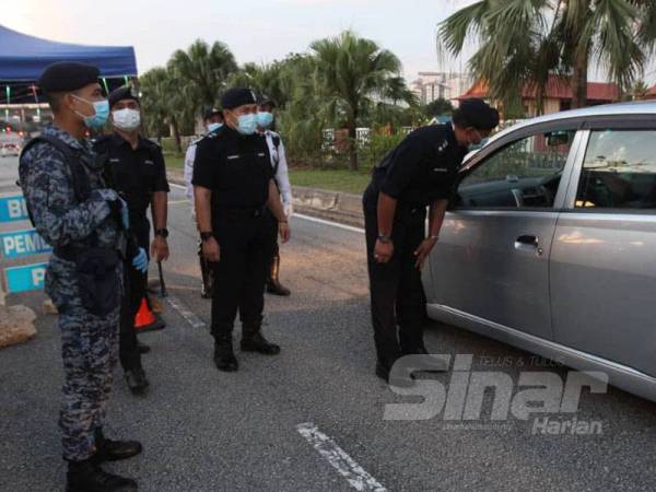Ketua Polis Daerah Shah Alam, Asisten Komisioner Baharudin Mat Taib bertanya sesuatu kepada pengguna jalan raya di Sekatan Jalan Raya (SJR), Seksyen 7 yang akan berakhir malam ini. - Foto ASRIL ASWANDI SHUKOR